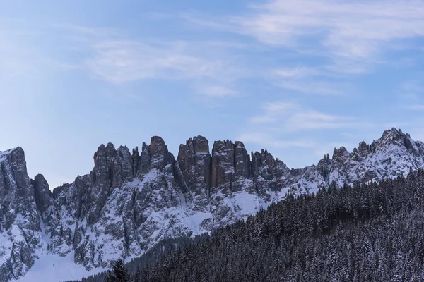 Vista Incrível Montanha Coberta Com Neve Fofa — Fotografia de Stock