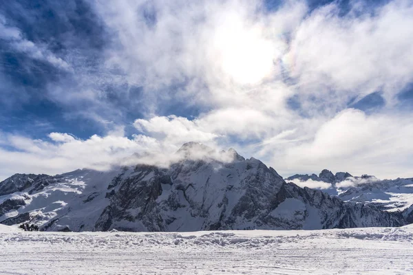 ふわふわの雪に覆われて素晴らしいマウンテン ビュー — ストック写真