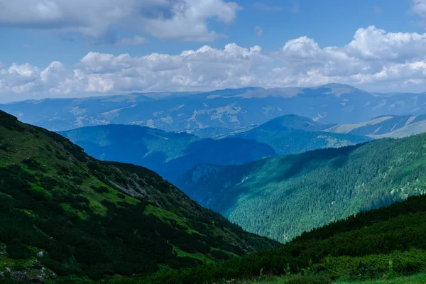 Faszinierende Natur Bergblick Mit Viel Grün Und Blauem Bewölkten Himmel — Stockfoto