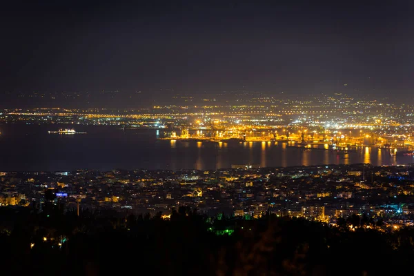 Aydınlatma ile gece gökyüzünün şaşırtıcı görünümü