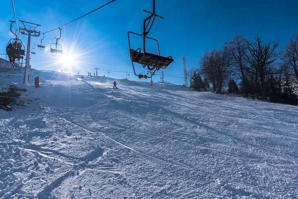 Increíble Vista Montaña Cubierta Nieve Esponjosa Personas Esquiando —  Fotos de Stock