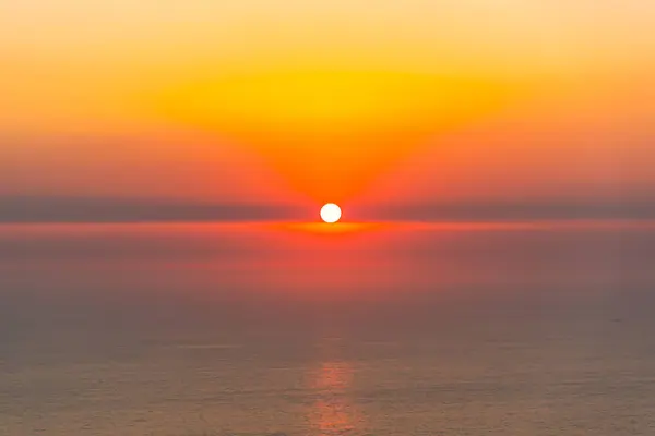 Colorido Atardecer Increíble Sobre Fondo Mar Bastante — Foto de Stock