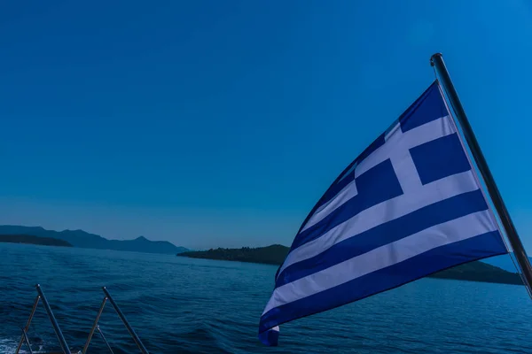 Vista Desde Barco Sobre Agua Mar Ondeando Bandera Grecia —  Fotos de Stock
