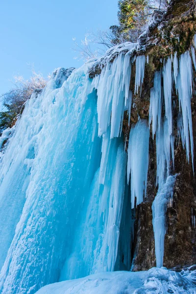 Riesige Kalte Eiszapfen Auf Dem Hintergrund Der Natur — Stockfoto