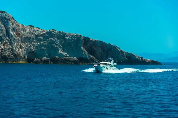 denizde kayalar ve mavi gökyüzü hareketli tekne