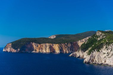 Büyüleyici doğa dağ manzaralı yeşillik ile