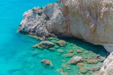 Mavi lagün ile büyüleyici doğa kayalık görünümü