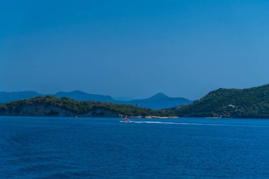 Büyüleyici doğa dağ manzaralı yeşillik ile