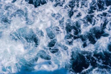 Büyüleyici doğal dalgalı mavi deniz manzaralı 
