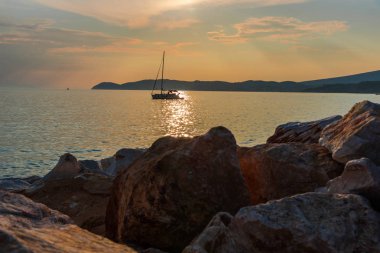 Yalnız tekne ile büyüleyici doğa okyanus görmek