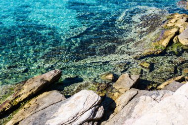 Büyük kayalar büyüleyici doğal deniz manzaralı