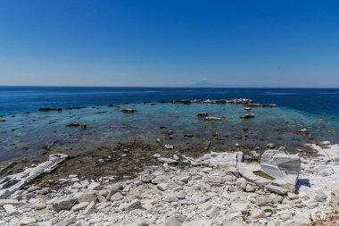 kayalık plaj ve okyanus suyu 