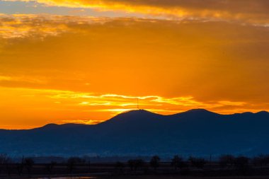 Bulutlu gökyüzü arka plan şaşırtıcı doğa manzaralı