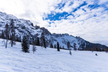 Kabarık karla kaplı dağ manzaralı şaşırtıcı