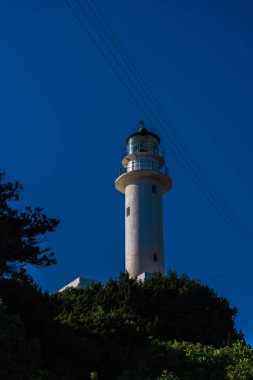 Deniz feneri mavi gökyüzü arka plan ile bina