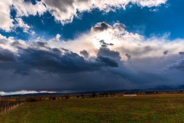 Bulutlu gökyüzü arka plan şaşırtıcı doğa manzaralı