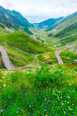 Yeşil ve mavi bulutlu gökyüzü ile büyüleyici doğa dağ manzaralı
