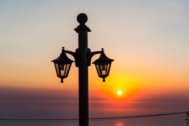 gün batımı kulesinin siluet görünümü