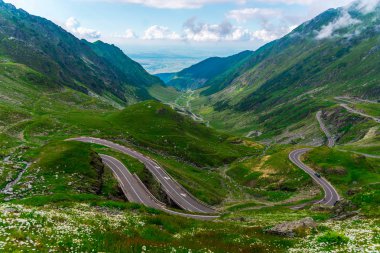 Yeşil ve mavi bulutlu gökyüzü ile büyüleyici doğa dağ manzaralı