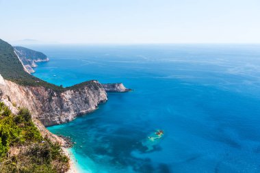 Mavi lagün ve yeşilliklerle büyüleyici doğa manzaralı