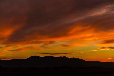 turuncu günbatımı gökyüzü tepeler üzerinde renkli.