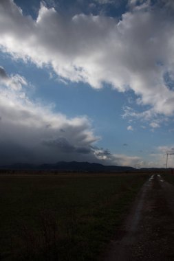 Bulutlu gökyüzü arka plan şaşırtıcı doğa manzaralı