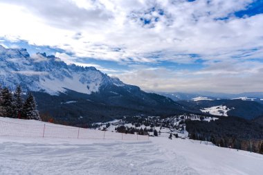 Kabarık karla kaplı dağ manzaralı şaşırtıcı