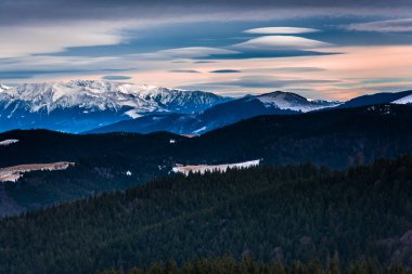 Bulutlu gökyüzü arka plan şaşırtıcı doğa manzaralı