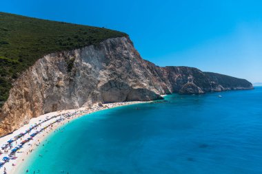Mavi lagün ve yeşilliklerle büyüleyici doğa manzaralı