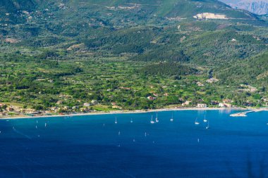Büyüleyici doğa dağ manzaralı yeşillik ile