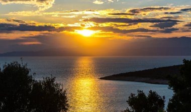 Bulutlu gökyüzü arka plan şaşırtıcı doğa manzaralı