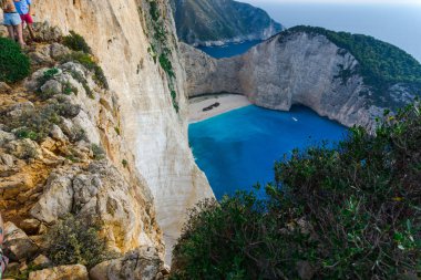 Mavi lagün ve yeşilliklerle büyüleyici doğa manzaralı