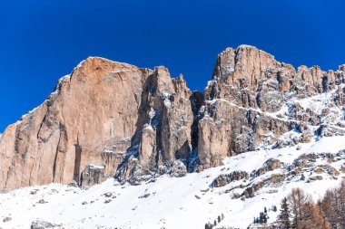 Kabarık karla kaplı dağ manzaralı şaşırtıcı