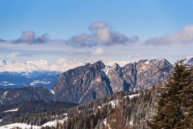 Kabarık karla kaplı dağ manzaralı şaşırtıcı