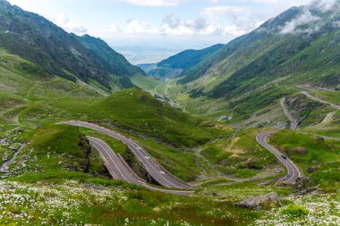 Yeşil ve mavi bulutlu gökyüzü ile büyüleyici doğa dağ manzaralı