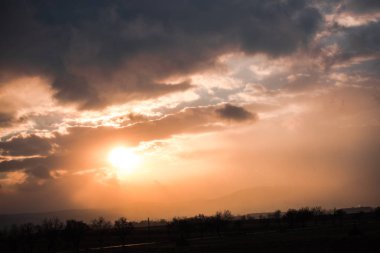 Bulutlu gökyüzü arka plan şaşırtıcı doğa manzaralı