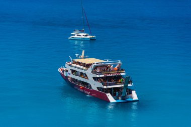 Gemi insanlar istirahat tam ile büyüleyici doğa okyanus görmek