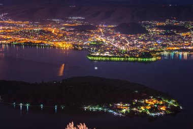 Aydınlatma ile gece gökyüzünün şaşırtıcı görünümü