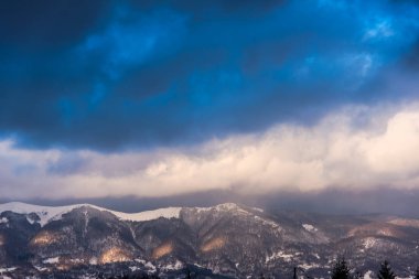 Bulutlu gökyüzü arka plan şaşırtıcı doğa manzaralı