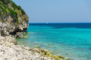 Mavi lagün ve yeşilliklerle büyüleyici doğa manzaralı