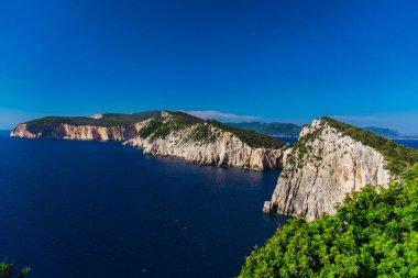 Büyüleyici doğa dağ manzaralı yeşillik ile