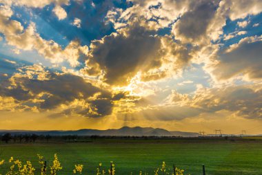 Bulutlu gökyüzü arka plan şaşırtıcı doğa manzaralı