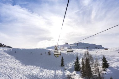 Kabarık kar ve kayak insanlarla kaplı inanılmaz dağ manzarası