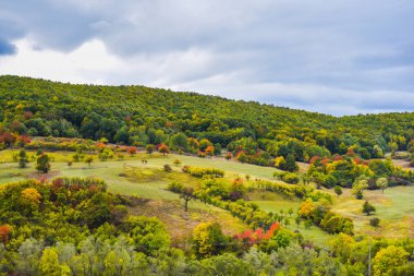 Yeşil ve mavi bulutlu gökyüzü ile büyüleyici doğa dağ manzaralı