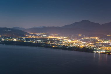 Aydınlatma ile gece gökyüzünün şaşırtıcı görünümü