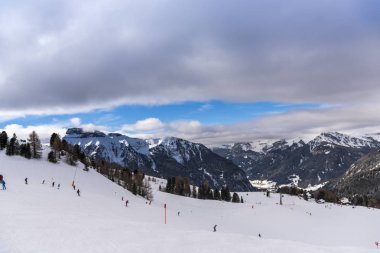 Kabarık karla kaplı dağ manzaralı şaşırtıcı