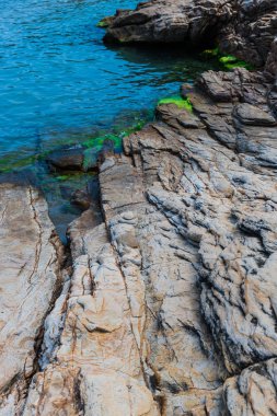 Büyük kayalar büyüleyici doğal deniz manzaralı