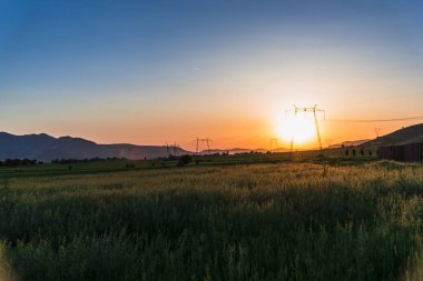 Bahar mevsiminde gün batımı bulutları