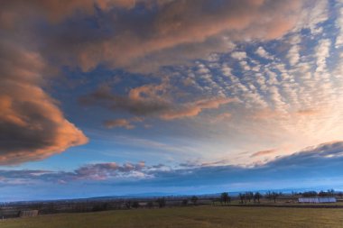 Bulutlu gökyüzü arka plan şaşırtıcı doğa manzaralı
