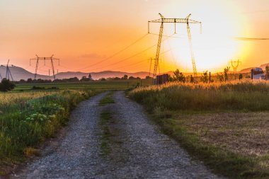 Bahar mevsiminde gün batımı bulutları